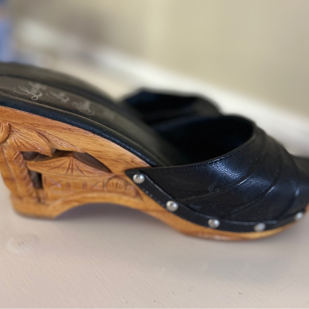 Black Leather Lucky Lou’s Women's Pin Up Tiki with Wooden Heel - Fits 8.5/9